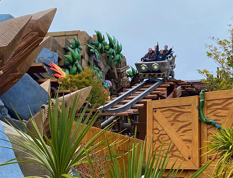 O carrinho do Mine Cart Madness com turistas dentro